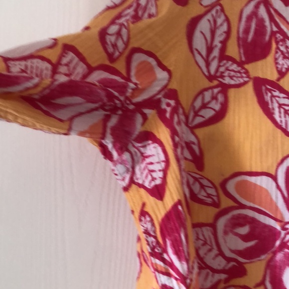 Woman’s floral spring button down blouse - Picture 10 of 11